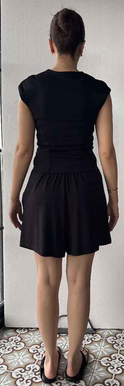 Black comfortwear — back reference